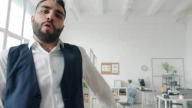 Çok ırklı gruplar arka plana para atarken kameraya bakıp dans eden zengin girişimcinin portresi