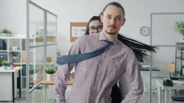 Portrét podnikatelského týmu, který tančí na pracovišti a dívá se na fotoaparát s úsměvem — Stock video