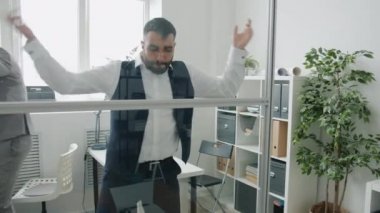 Mutlu ofis çalışanlarının yavaş çekimde dans etmesi, dinlenmesi, iş yerinde dinlenmesi.