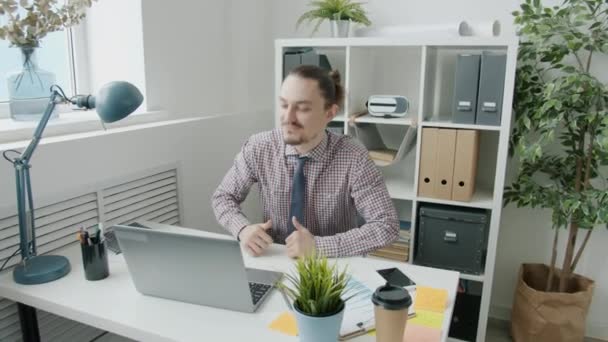 Retrato de un empleado emocionado bailando y haciendo chequeos compartiendo buenas noticias con el equipo en el lugar de trabajo — Vídeos de Stock