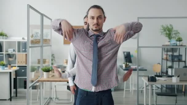 Portrait d'hommes et de femmes dansant mains en mouvement debout sur le lieu de travail ensemble — Video