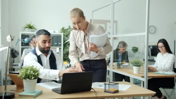 Equipe multirracial desfrutando de sucesso da empresa jogando papéis dançando palmas no escritório — Vídeo de Stock