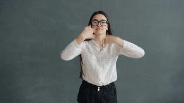 Zpomalený film portrét dobře vypadající asijské dámy s brýlemi a formalwear tanec sám — Stock video
