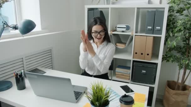 Ambiziosa signora asiatica che balla e fa il cinque condividendo la felicità con i colleghi in ufficio — Video Stock