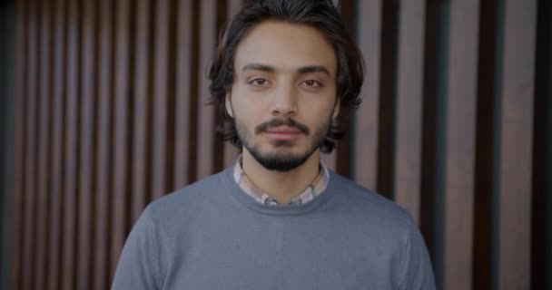 Retrato del hombre de Oriente Medio poniéndose mascarilla reutilizable en interiores — Vídeos de Stock