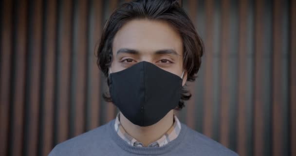 Ritratto ravvicinato dell'uomo mediorientale che indossa una maschera multiuso all'aperto — Video Stock