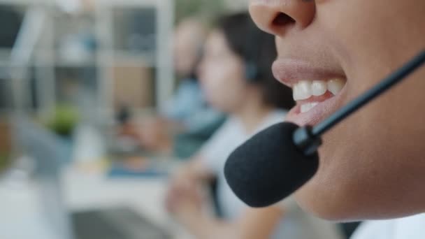 Close-up van Afro-Amerikaanse vrouwen gezicht spreken in microfoon werken in customer support service — Stockvideo