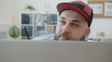 Ofis çalışanı bilgisayar monitöründen kafasını kaldırıyor etrafa bakıyor sonra yine ortadan kayboluyor işte uyuyor.