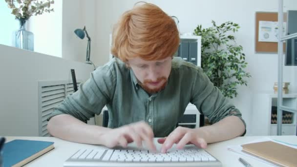 Loco hombre de negocios escribiendo trabajando con el teclado del ordenador mirando a la cámara — Vídeos de Stock