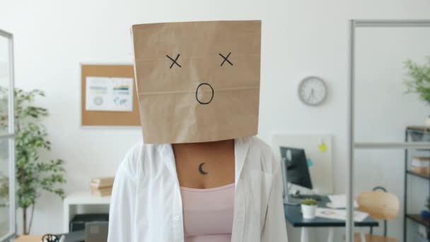 Портрет деловой женщины в мешке с сюрпризом, стоящей в офисе в одиночестве — стоковое видео