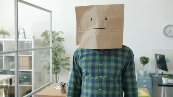 穿着纸袋站在工作前摇头摆姿势的不快乐男人的画像 — 图库视频影像