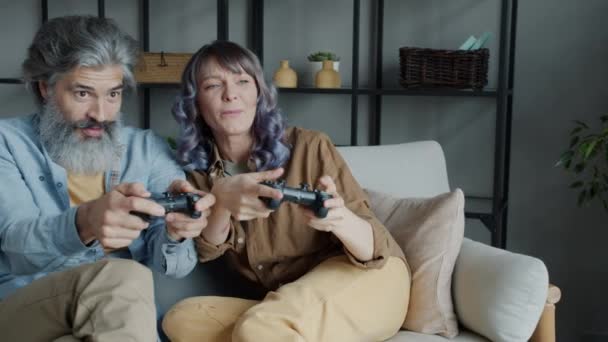 La gente de la pareja disfrutando de videojuegos celebrando la victoria haciendo chocar los cinco y riendo en casa — Vídeos de Stock