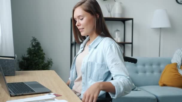 坐轮椅的快乐女士在网上用信用卡购物跳舞，转向笔记本电脑付款 — 图库视频影像