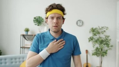 Retro giysili komik bir sporcunun portresi tamam el hareketi ve kameraya göz kırpma