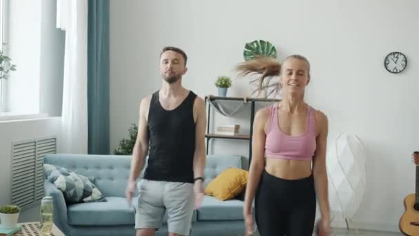 Actief familie meisje en man oefenen genieten van cardiotraining kijken sport op TV — Stockvideo