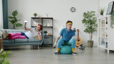Arkadaşınız meyve yerken ve internet için video kaydederken, halterli komik sporcu eğitimi