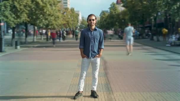 在温暖的晴天，时尚的混血男子站在城市街道上的时间流逝 — 图库视频影像