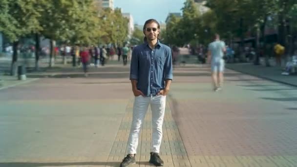 Zoom-en lapso de tiempo de atractivo hombre de Oriente Medio de pie fuera en la calle llena de gente corriendo alrededor — Vídeos de Stock