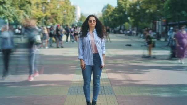 Zoom dans le temps portrait lapse de fille asiatique grave debout dans la rue piétonne dans la ville moderne — Video