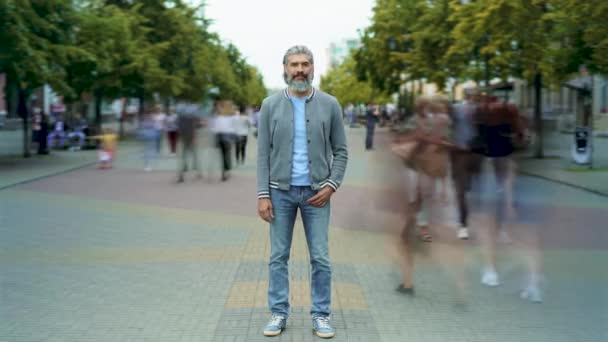 Time lapse van goed uitziende volwassen man in trendy kleding buiten staan in drukke straat — Stockvideo