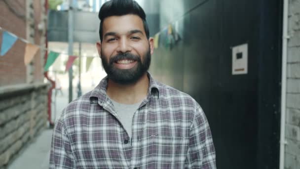 Zeitlupe von fröhlichen Mann aus dem Nahen Osten macht ok Handgeste mit fröhlichem Gesicht steht draußen allein — Stockvideo