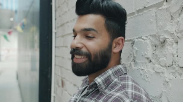 Zblízka zpomalený film dobře vypadajícího chlápka ze Středního východu, který se otáčí ke kameře a usmívá se venku — Stock video