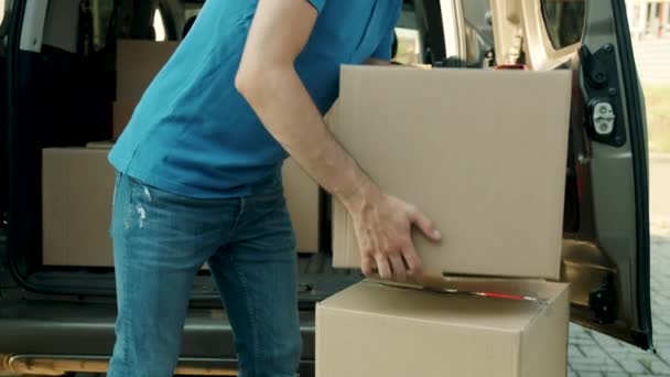 Trabajador de reparto que trae cajas de cartón de la furgoneta a la puerta principal que entra en casa — Vídeos de Stock