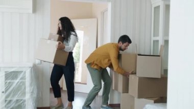 Kız ve erkeğin kutu taşıması ve yeni evde dans etmesi.