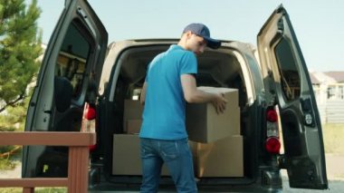 Üniformalı işçiler karton kutuları dağıtıyor.