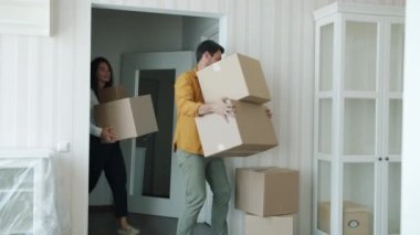 Karı koca yeni eve giriyor kutuları getiriyor etrafa bakıyor ve sarılıyorlar.