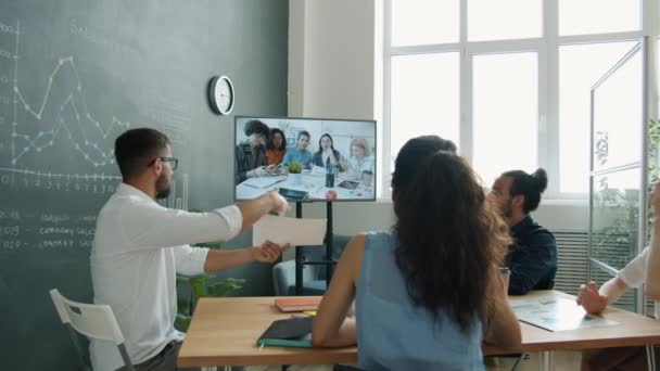 Équipe multiraciale d'affaires parlant à des collègues en ligne par appel vidéo discutant du projet au travail — Video