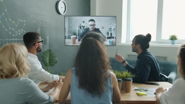 비즈니스 팀, 직장에서 디지털 화면을 보고 있는 동안 온라인 비디오 통화중 남자 동료와 대화 — 비디오