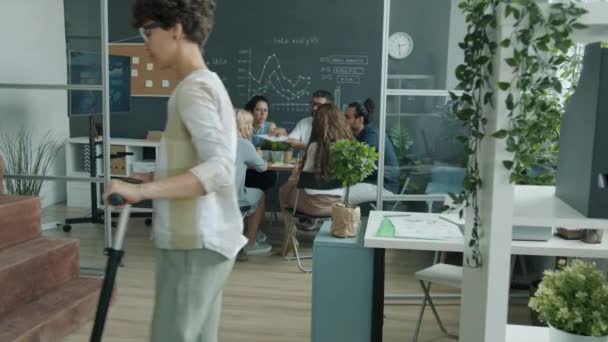 Zoom de los empresarios que negocian el proyecto y luego estrechando la mano en la oficina moderna — Vídeo de stock