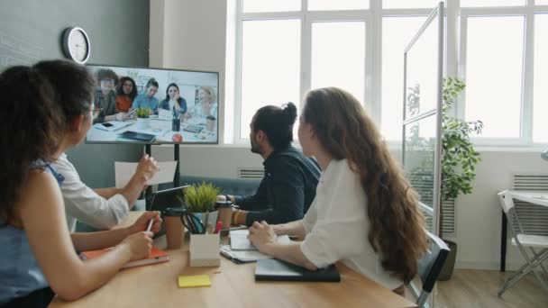 Equipe criativa discutindo o trabalho com colegas conversando on-line em videochamada olhando para a tela digital — Vídeo de Stock