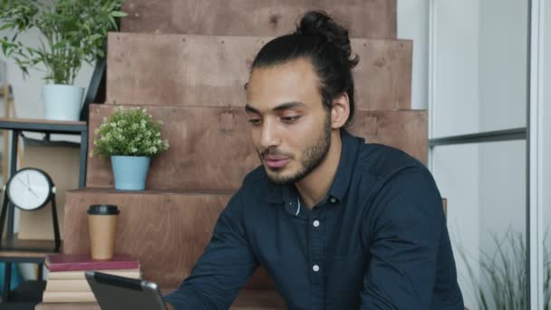 현대 사무실에 실내에 있는 태블릿으로 비디오 통화를 하는 매력적 인 아랍인의 모습 — 비디오