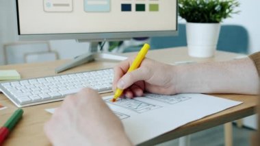 Ofiste uygulama arayüzü tasarımı geliştiren akıllı telefon ekranının erkek el boyama resimlerinin yakın çekimi