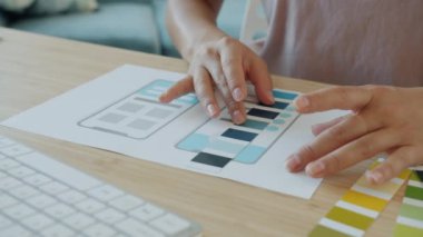 Masada çalışan aygıt ekran resmi ve renk paleti kullanan akıllı telefon uygulama geliştiricisinin yakın plan görüntüsü