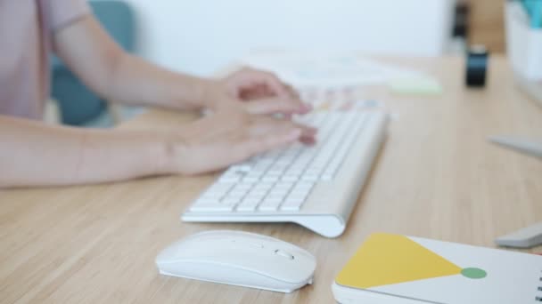 Közelkép a női kéz dolgozik billentyűzet és PC egér beltéri modern irodában — Stock videók