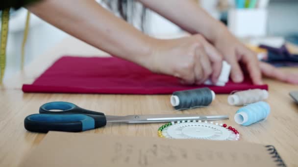 Primer plano de las manos femeninas preparando tela para coser utilizando herramientas modernas en el taller — Vídeos de Stock