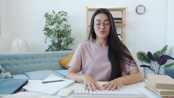 Vidám ázsiai nő diák beszél, és nézi a kamera, hogy videohívás otthon — Stock videók