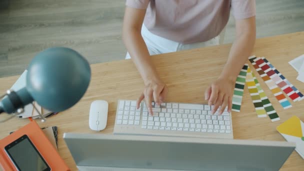 Rallentamento delle mani di designer donne che lavorano con il pc guardando il design dello schermo dello smartphone — Video Stock