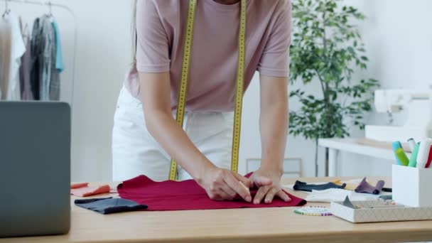 Χαμηλή βολή της επαγγελματικής μοδίστρας σχέδιο σε ύφασμα με κιμωλία ράψιμο νέα ρούχα στο σπίτι — Αρχείο Βίντεο