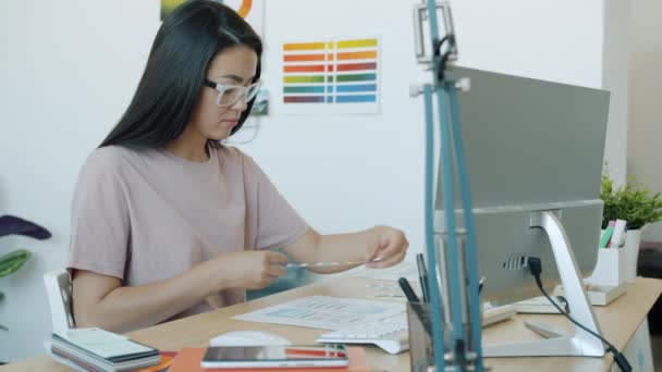 Ritratto al rallentatore di donna asiatica sviluppatore di applicazioni che progetta un'interfaccia app che lavora in ufficio — Video Stock