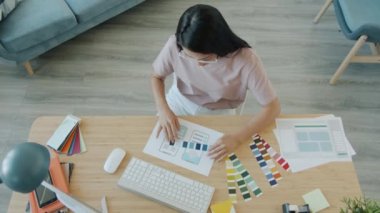 Tek başına çalışan renkleri seçen mobil arayüz geliştiren yaratıcı akıllı telefon uygulama tasarımcısının yavaş hareketi