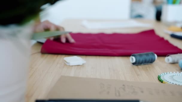 Close-up slow motion van naaister handen snijden doek met schaar werken op nieuwe kleren — Stockvideo