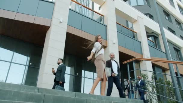 Portrait de belle jeune femme d'affaires dansant en s'amusant en dehors du centre de bureau mural en verre moderne — Video