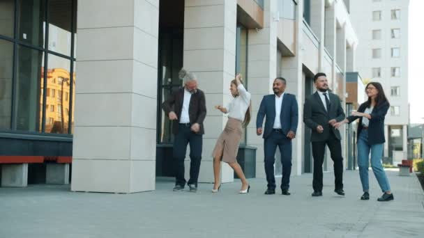 Multietnický obchodní tým tančí mimo kancelářské centrum baví těší úspěch v práci — Stock video