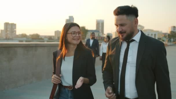 Empresarios alegres de mediana edad caminando al aire libre hablando y riendo en el soleado día de verano — Vídeos de Stock