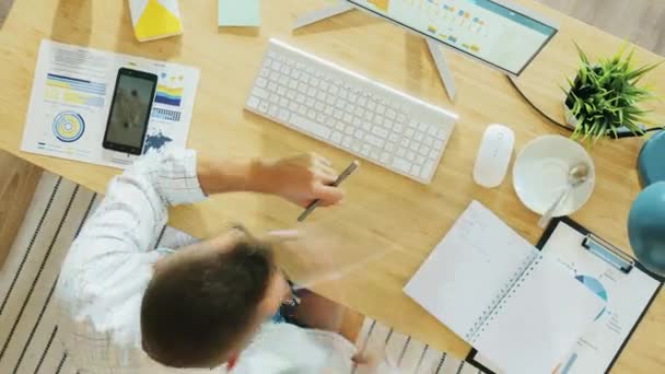 Zoom-out time lapse van jonge mannelijke ondernemer werken met computer aan tafel dan slapen in donker kantoor — Stockvideo