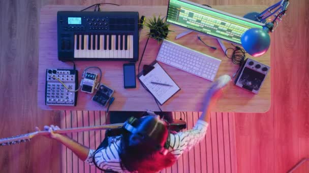 Zeitraffer von oben: Junge Frau spielt E-Gitarre und macht zu Hause Musik — Stockvideo